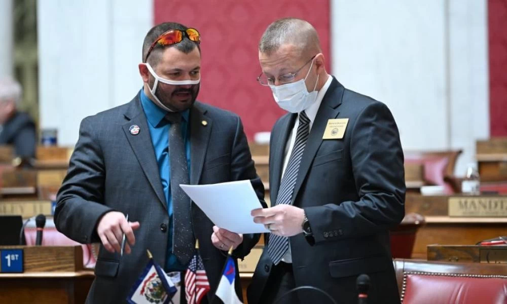 Κορονοϊός: “Ανάποδες” μάσκες φόρεσαν νομοθέτες στις ΗΠΑ